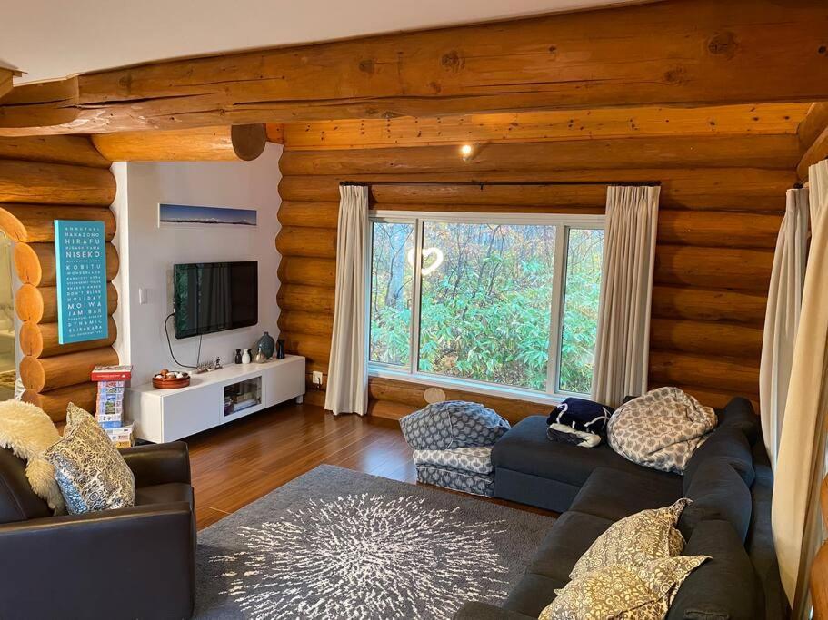 Вилла Besso Log Cabin Нисэко Экстерьер фото